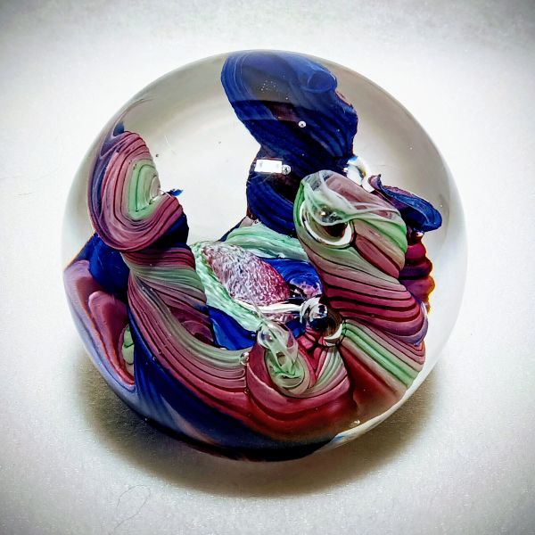 Briefbeschwerer Twisty Rubin-Blau